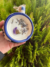 Cargar imagen en el visor de la galería, Vela de lavanda | Taza mexicana hecha a mano | Vela perfumada | Cera de soya