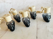 Cargar imagen en el visor de la galería, Ambientador para coche con calavera tintada | Difusor de aromas | Ambientador para coche con aroma puro (1 unidad) | Variedad de aromas