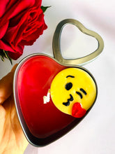 Cargar imagen en el visor de la galería, Vela Emoji Beso Corazón | Corazón con forma de "Te amo" | Vela plateada con aroma coqueto | Cera de soja