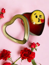 Cargar imagen en el visor de la galería, Vela Emoji Beso Corazón | Corazón con forma de "Te amo" | Vela plateada con aroma coqueto | Cera de soja