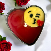 Cargar imagen en el visor de la galería, Vela Emoji Beso Corazón | Corazón con forma de "Te amo" | Vela plateada con aroma coqueto | Cera de soja