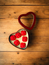 Cargar imagen en el visor de la galería, Vela de corazón de rosas rojas | Vela aromática con forma de corazón rojo | Vela con aroma coqueto | Cera de soja