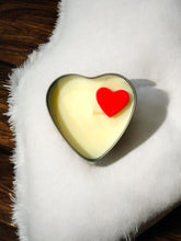 Cargar imagen en el visor de la galería, Vela de corazón con mensaje oculto | Vela aromática con corazón plateado y frase secreta | Vela perfumada "Te amo" | Cera de soja