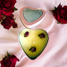 Cargar imagen en el visor de la galería, Vela de corazón con capullos de rosas rojas | Vela aromática con forma de corazón rosa | Vela con aroma a rosas