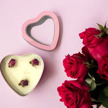 Cargar imagen en el visor de la galería, Vela de corazón con capullos de rosas rojas | Vela aromática con forma de corazón rosa | Vela con aroma a rosas