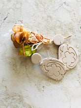 Load image into Gallery viewer, caqui flower earrings