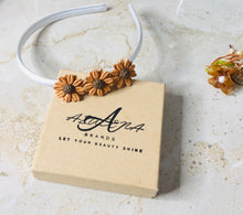 Load image into Gallery viewer, Three daisies flower hair piece