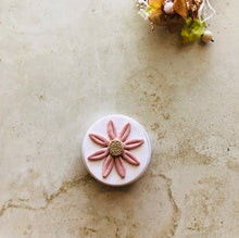 Load image into Gallery viewer, Handmade Daisy Phone Griper