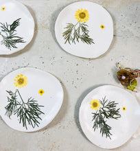 Load image into Gallery viewer, Dried Sunflower ring holder