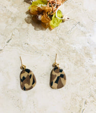 Load image into Gallery viewer, best seller for kids and girls wear and earrings.