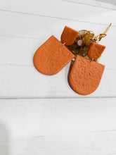 Load image into Gallery viewer, pumpkin color earrings