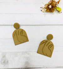 Load image into Gallery viewer, woman silhouette pendant