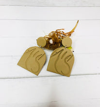 Load image into Gallery viewer, women curvy earrings