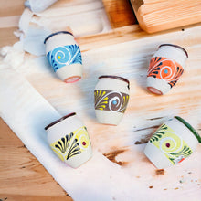 Load image into Gallery viewer, Authentic Cantarito Candle | Mexican Holiday Candle | Natural Soy Wax with Dried Flowers | Clay Mug with Spices | Color Espiga Large Candle