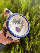 Cargar imagen en el visor de la galería, Vela de lavanda | Taza mexicana hecha a mano | Vela perfumada | Cera de soya

