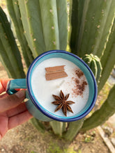 Cargar imagen en el visor de la galería, Vela Pocillo de Esmalte Original | Vela Taza de Peltre | Cera de Soja Natural | Vela Auténtica de Esmalte Cinsa con Flores Secas
