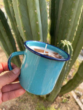 Cargar imagen en el visor de la galería, Vela Pocillo de Esmalte Original | Vela Taza de Peltre | Cera de Soja Natural | Vela Auténtica de Esmalte Cinsa con Flores Secas
