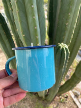 Cargar imagen en el visor de la galería, Vela Pocillo de Esmalte Original | Vela Taza de Peltre | Cera de Soja Natural | Vela Auténtica de Esmalte Cinsa con Flores Secas
