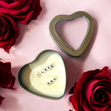Cargar imagen en el visor de la galería, Vela de corazón con mensaje oculto | Vela aromática con corazón plateado y frase secreta | Vela perfumada "Te amo" | Cera de soja

