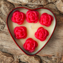 Cargar imagen en el visor de la galería, Vela de corazón de rosas rojas | Vela aromática con forma de corazón rojo | Vela con aroma coqueto | Cera de soja
