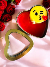 Cargar imagen en el visor de la galería, Vela Emoji Beso Corazón | Corazón con forma de "Te amo" | Vela plateada con aroma coqueto | Cera de soja
