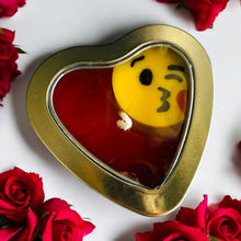 Cargar imagen en el visor de la galería, Vela Emoji Beso Corazón | Corazón con forma de "Te amo" | Vela plateada con aroma coqueto | Cera de soja
