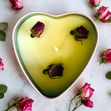 Cargar imagen en el visor de la galería, Vela de corazón con capullos de rosas rojas | Vela aromática con forma de corazón rosa | Vela con aroma a rosas
