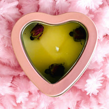 Cargar imagen en el visor de la galería, Vela de corazón con capullos de rosas rojas | Vela aromática con forma de corazón rosa | Vela con aroma a rosas
