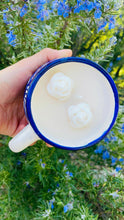 Load image into Gallery viewer, Roses blue mug candle
