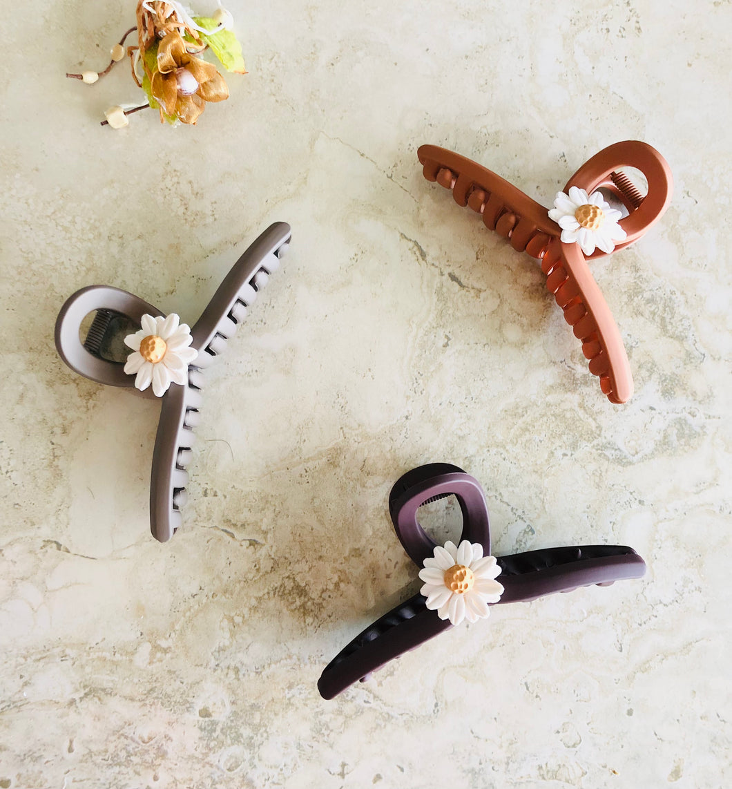 Gina | Matte Craw Clips with Handcrafted Stylish Daisy